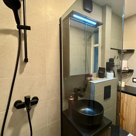 Rose Nest Airport - Self Check-in - Free Parking Apartment *